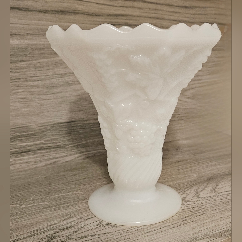 Vintage Milk Glass Ancher Hocking Vase Leaf Grape Vine Pattern Rare
